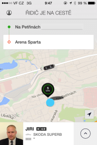 Řidič Uber na cestě
