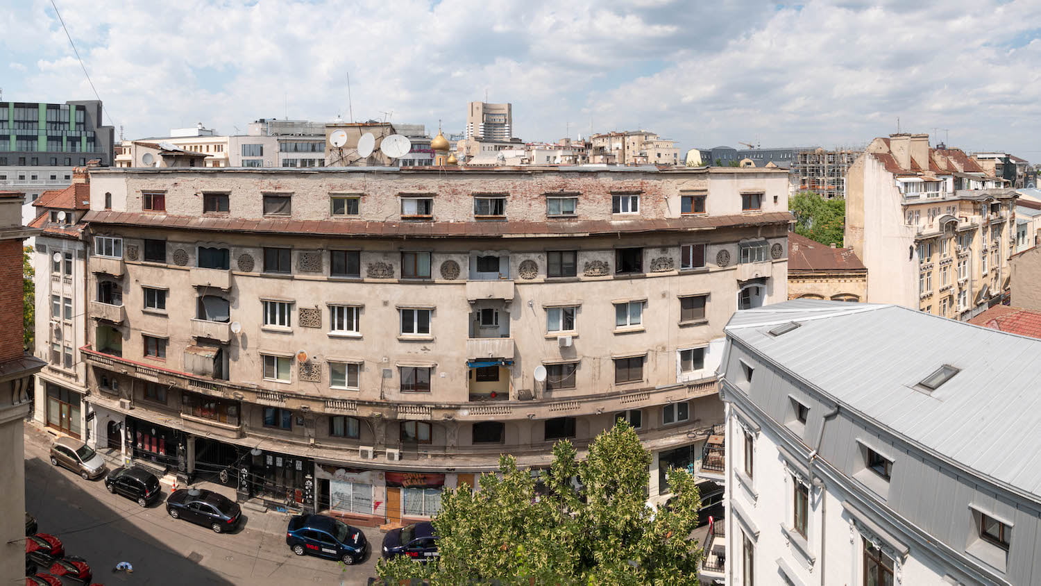 výhled na typickou budovu v Bukurešti