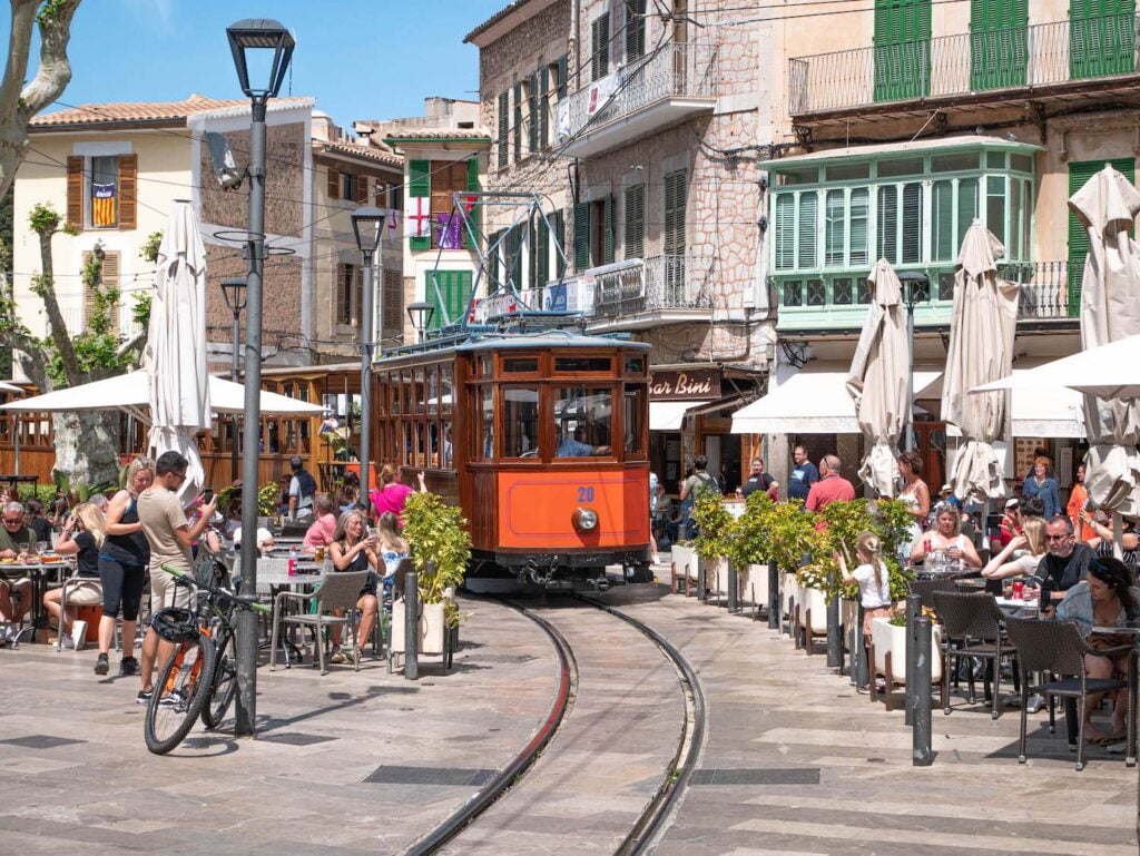 tradiční tramvaj v městečku Sollér